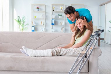 Koca adam yaralı karısına destek oluyor.