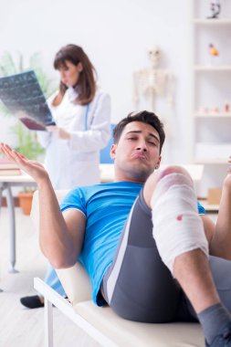 Spor oyuncusu yaralandıktan sonra doktoru ziyaret etti