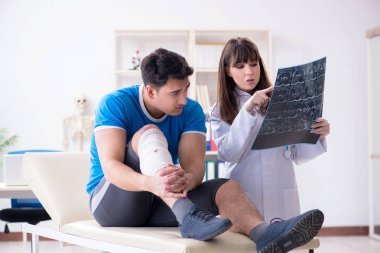 Spor oyuncusu yaralandıktan sonra doktoru ziyaret etti