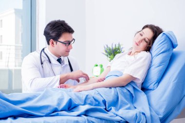 Doktor hastane odasında tıbbi enjeksiyon yapıyor.