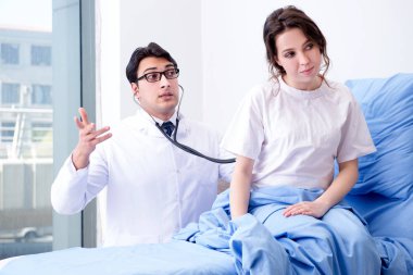 Hastanedeki hastayı ziyaret eden doktor.