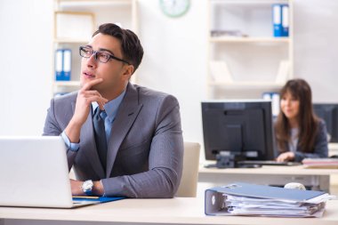 Ofiste çalışan kadın ve erkek.