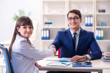 Sağlık sigortası sözleşmesi imzalayan adam