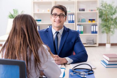 İş adamı doktorla sağlık sorunlarını tartışıyor