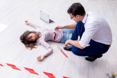 Olay yerindeki adli tıp araştırmacısı kadın mur.