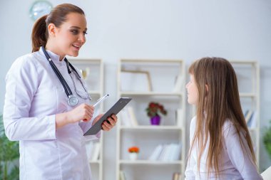 Kadın doktor, çocuk doktoru, kontrol kızı.