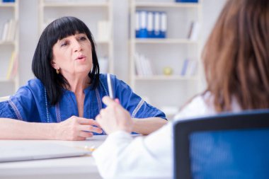 Kıdemli hasta düzenli kontrol için doktoru ziyaret ediyor.