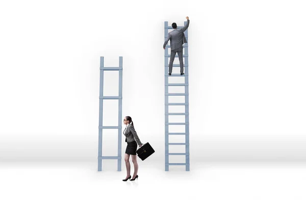 Conceito de desigualdade de oportunidades de carreira entre o homem mulher — Fotografia de Stock