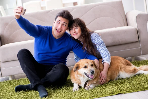 幸せな家族とともに黄金の検索犬 — ストック写真