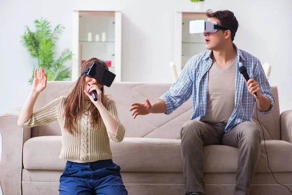 Pareja cantando karaoke con gafas de realidad virtual — Foto de Stock