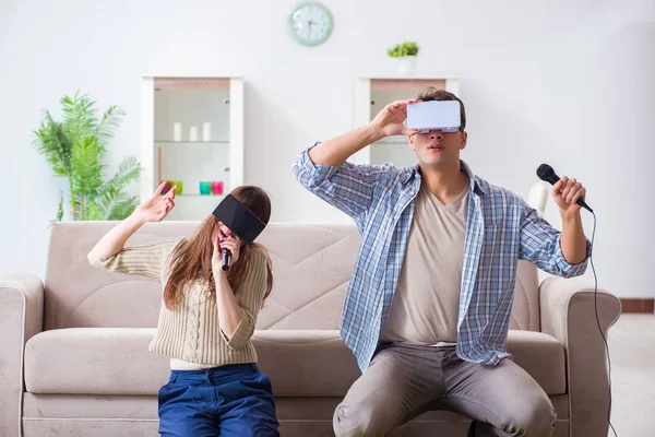 Pareja cantando karaoke con gafas de realidad virtual — Foto de Stock