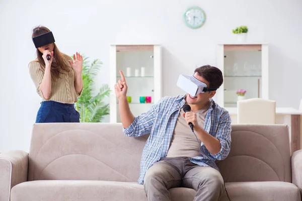 Dvojice zpívající karaoke s brýlemi virtuální reality — Stock fotografie