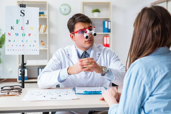 Lekarz z pacjentem na badaniu wzroku — Zdjęcie stockowe