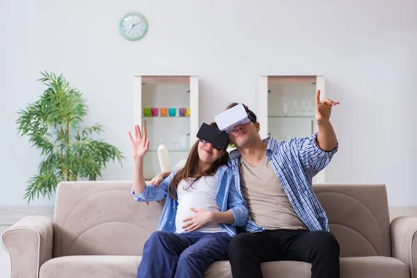 Jovem casal tentando óculos de realidade virtual — Fotografia de Stock