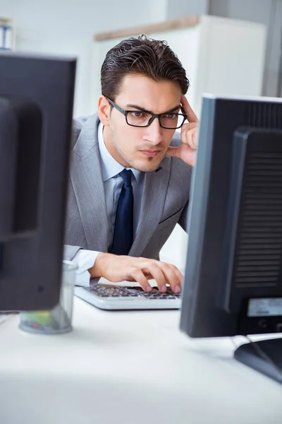 Empresario sentado frente a muchas pantallas —  Fotos de Stock