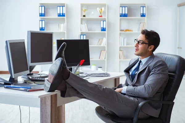 Empresario sentado frente a muchas pantallas — Foto de Stock