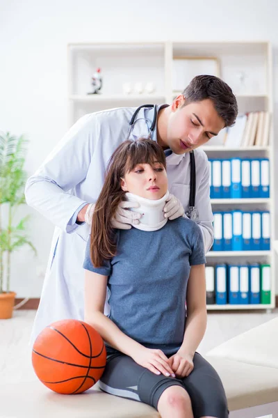 Vrouwelijke basketbalspeler op bezoek arts na letsel — Stockfoto