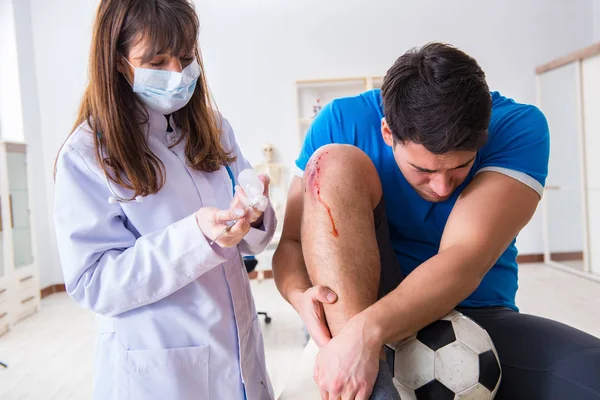 Fotbalový fotbalista na návštěvě lékaře po zranění — Stock fotografie