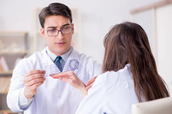 Médico revisando pacientes flexibilidad articular con gonímetro — Foto de Stock