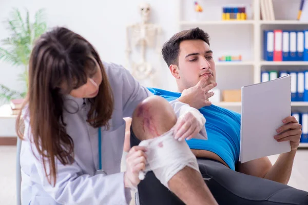 Paziente in visita dal medico dopo aver subito lesioni sportive — Foto Stock