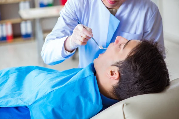 Woman dentist doctor with male patient in hospital — Stock Photo, Image