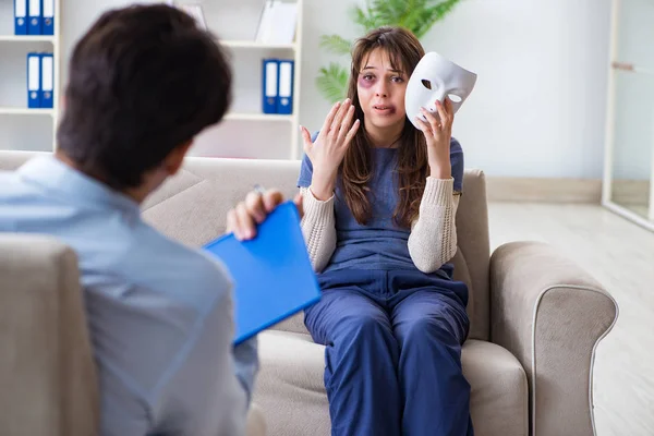 Žena trpící domácím násilím na návštěvě lékaře — Stock fotografie