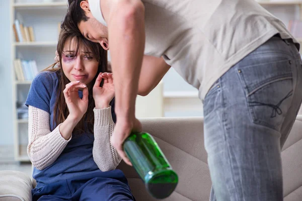 Betrunkener Ehemann missbraucht Ehefrau bei häuslicher Gewalt — Stockfoto