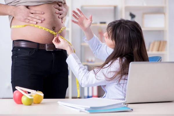 Médico nutricionista dando conselhos para paciente com sobrepeso de gordura — Fotografia de Stock