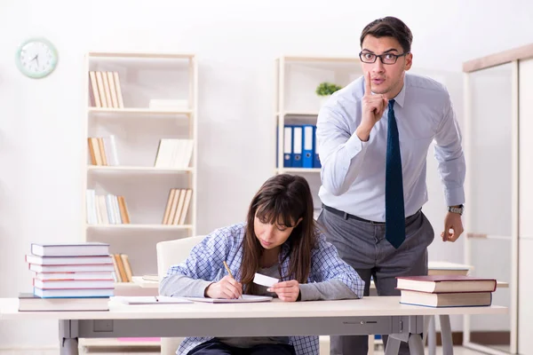 Docente di sesso maschile che dà lezione a studentessa — Foto Stock