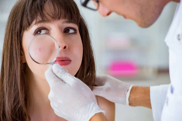 Medico che esamina la pelle della paziente femminile — Foto Stock