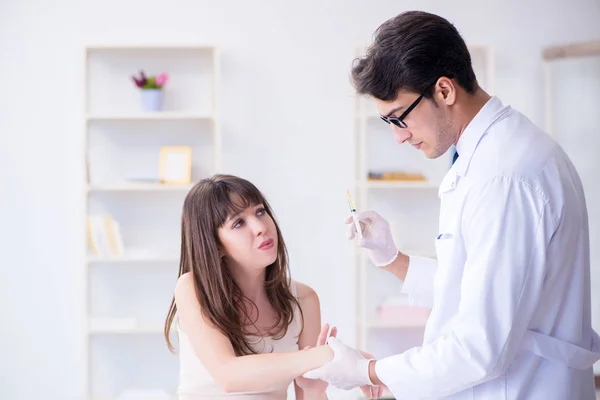 Médico examinando la piel de una paciente femenina — Foto de Stock