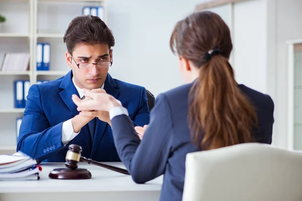 Адвокат разговаривает со своим клиентом в офисе — стоковое фото