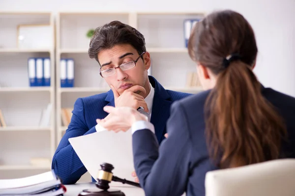 Právník mluví se svým klientem v kanceláři — Stock fotografie