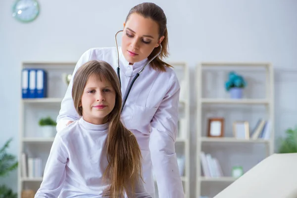 Médica pediatra verificando menina — Fotografia de Stock