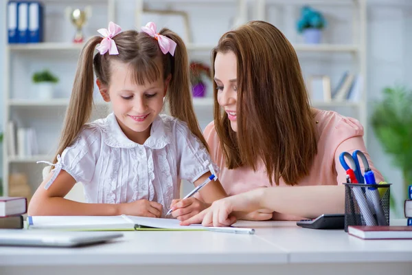 Moeder helpen haar dochter om huiswerk te maken — Stockfoto