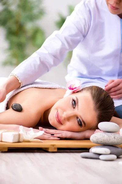 Jeune femme pendant la procédure de spa dans le salon — Photo