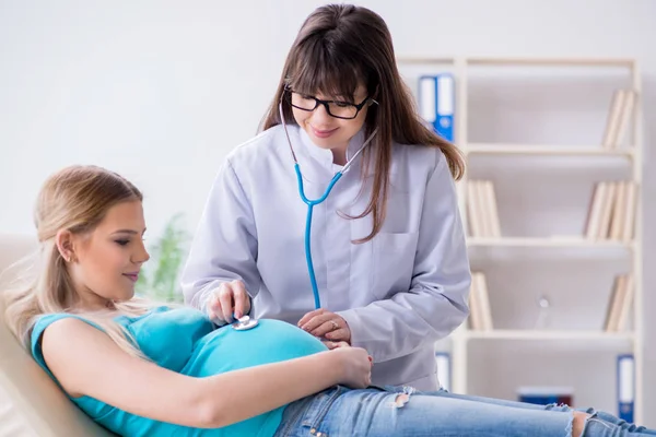 Zwangere vrouw bij regelmatige zwangerschapscontrole — Stockfoto