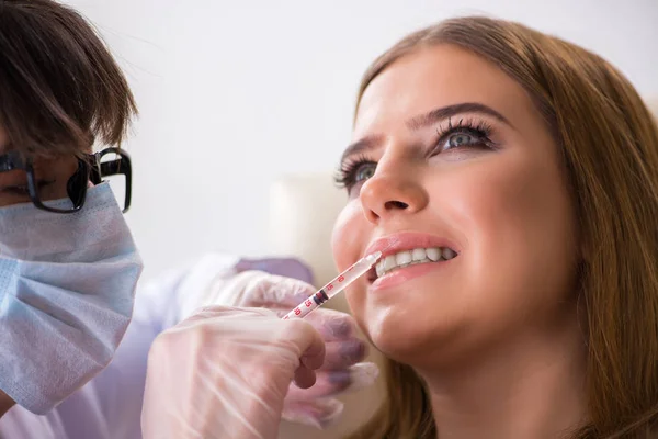 Žena pacienta návštěvu zubaře pro pravidelné check-up — Stock fotografie