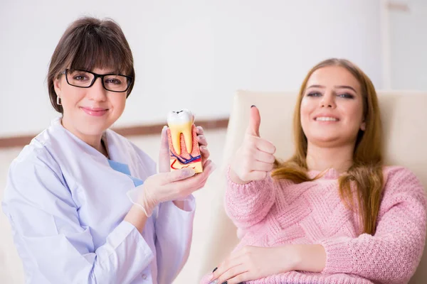 Donna paziente dal dentista per check-up regolari — Foto Stock