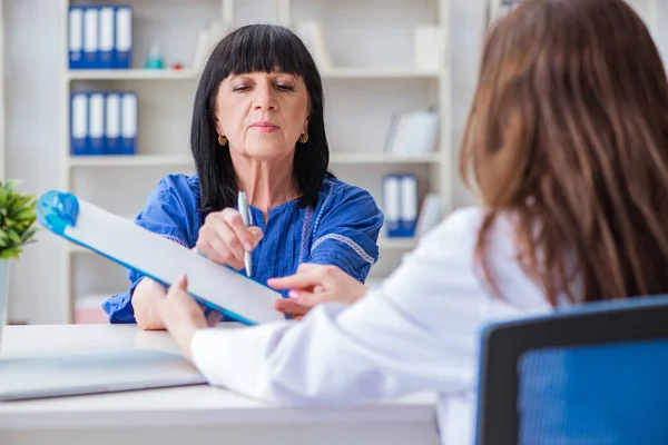 Médico visitante sênior para check-up regular — Fotografia de Stock