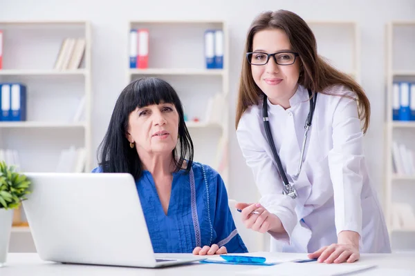 Senior patient besöker läkare för regelbunden kontroll — Stockfoto