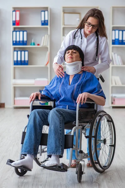 Oudere vrouw met nekletsel bij artsen — Stockfoto