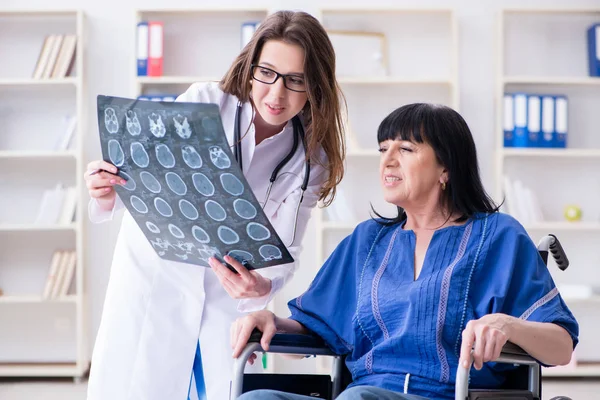 Senior woman visiting doctor for regular check-up — Stock Photo, Image