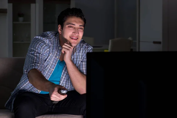 Jeune homme regardant la télévision tard dans la nuit — Photo