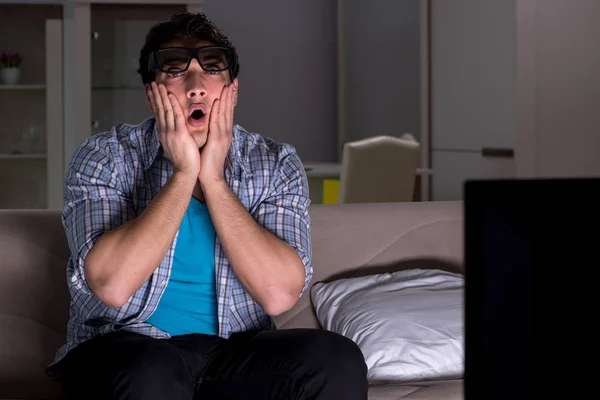 Homem assistindo 3d televisão tarde da noite — Fotografia de Stock