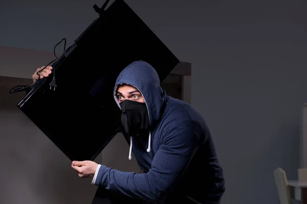 Ladrón ladrón robando tv de casa de apartamento — Foto de Stock