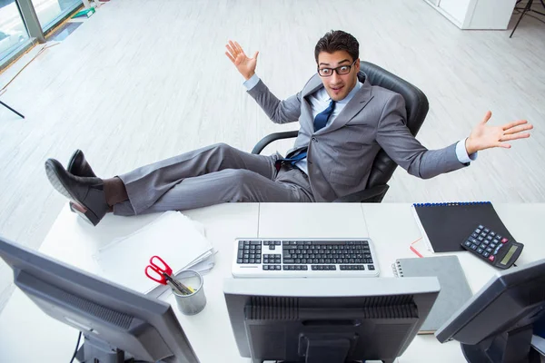 Joven hombre de negocios trabajando en su escritorio — Foto de Stock