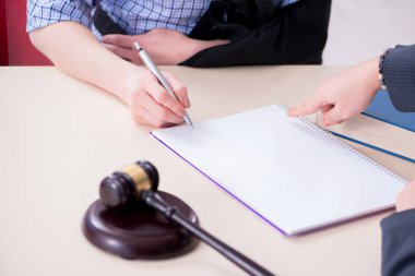 Yaralanan çalışan, sigorta danışmanlığı için ziyaret ediyor.