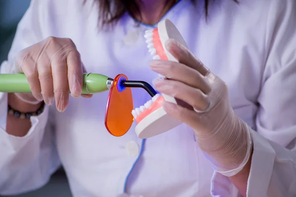 Mulher dentista trabalhando em implante de dentes — Fotografia de Stock