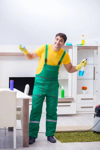 Evde çalışan profesyonel temizlik müteahhidi. — Stok fotoğraf